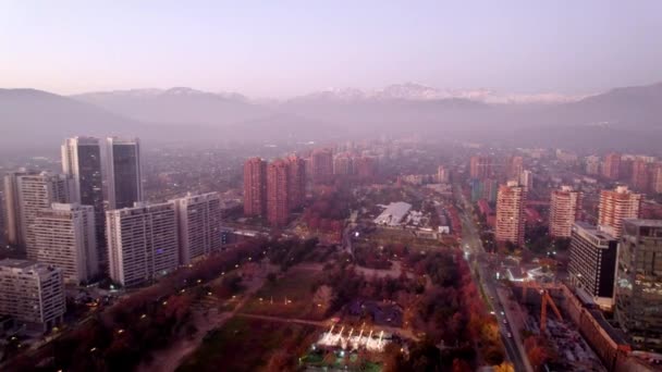 Dolly Aerial View Parque Araucano Its Trees Autumn Residential Buildings — Vídeo de stock