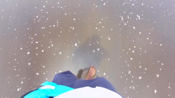 Adam Siyah Kumsalda Yürüyor Hindistan Mumbai Vasi Rajodi Plajı — Stok video