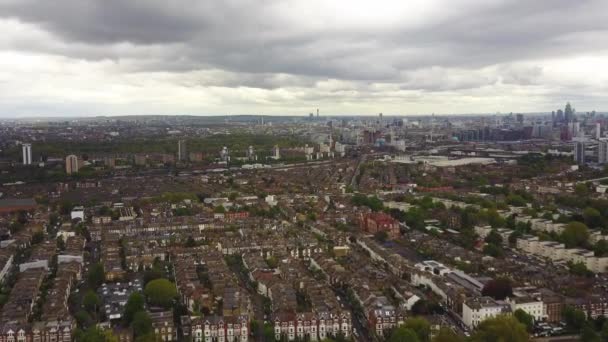 Vliegen Boven Straten Van Rijtjeshuizen Met Treinlijnen City Skyline Achtergrond — Stockvideo