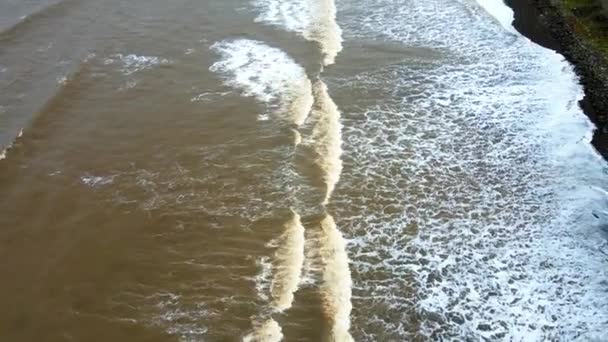 Ondas Marinhas Marrons Que Vêm Praia Rajodi Praia Areia Preta — Vídeo de Stock