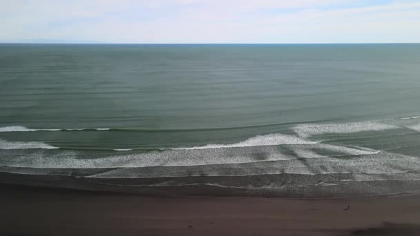 Svobodný Člověk Kráčející Podél Černé Písečné Pláže Raglan Nový Zéland — Stock video