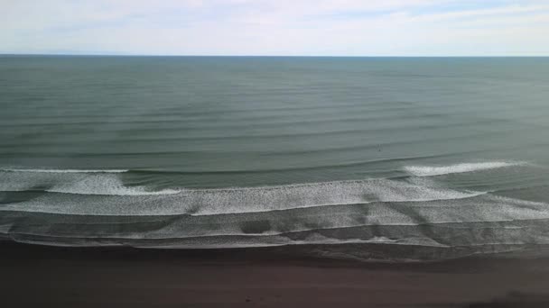 Szeroki Kąt Krajobraz Powietrza Wideo Nad Czarnym Piaskiem Plaży — Wideo stockowe