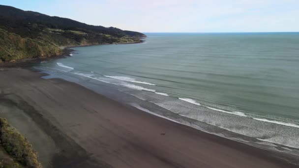 Cinematic Flight Raglan Black Sand Beach New Zealand West Coast — Vídeo de Stock