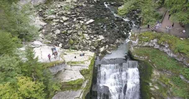 Wasserfall Doubs Erstaunte Menschen Wald Und Felsen Schweiz Drohnenblick Aus — Stockvideo