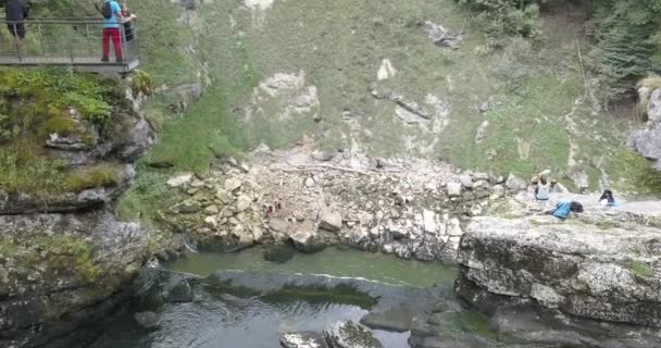 瑞士杜伯斯河一段小河段 无人驾驶飞机俯瞰后 一个高瀑布的揭幕 — 图库视频影像