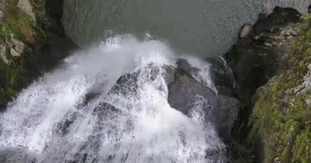 Top Drone Uitzicht Een Enorme Waterval Met Rotsen Een Meer — Stockvideo
