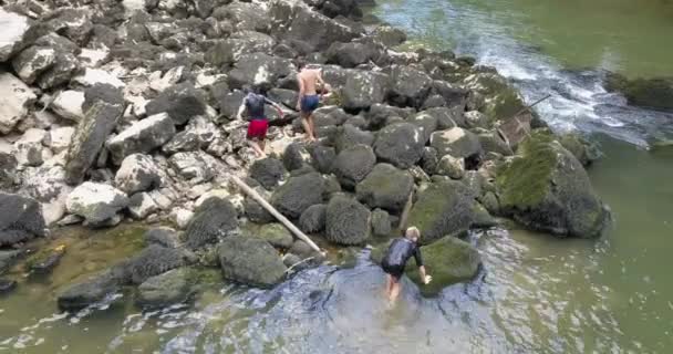 Jovens Saem Rio Doubs Andando Sobre Grandes Rochas Com Musgo — Vídeo de Stock