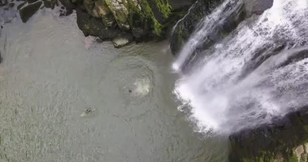 Atleta Cliff Diving Wylądował Wodzie Obok Kaskady Przyjaciel Gratuluje Szwajcaria — Wideo stockowe