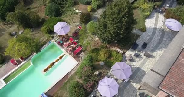 Drone Vista Superior Uma Casa Férias Com Piscina Guarda Sóis — Vídeo de Stock