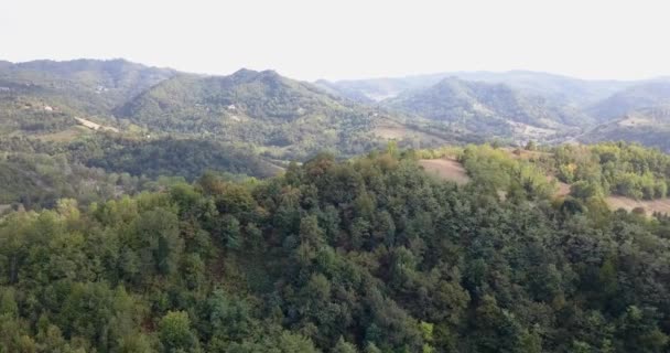 Colinas Arborizadas Campo Itália Com Uma Casa Férias Drone Tiro — Vídeo de Stock