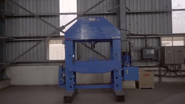 Automatic Hydraulic Power Press Machine Warehouse Dolvi Port Maharashtra India — Video Stock