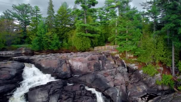 Scenic Forest Lookout Point Flowing Waterfall Rocky Escarpment — Stockvideo