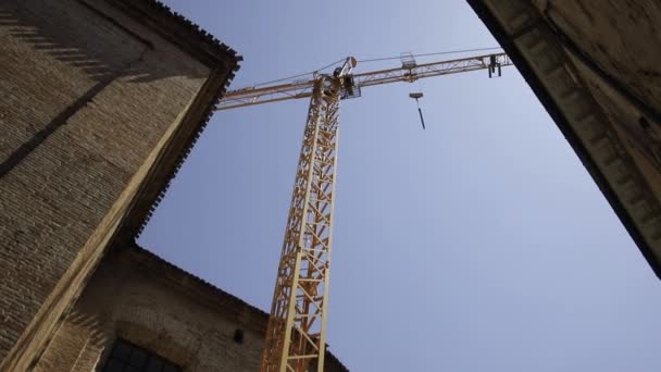 Construction Crane Blue Sky Background Housing Construction Old City Working — Vídeos de Stock