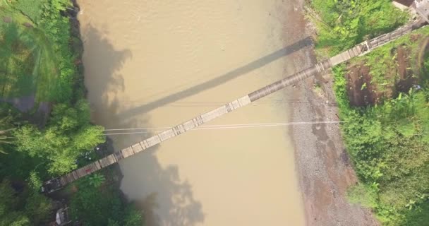 Letecký Shora Dolů Záběr Motocyklu Přes Visutý Most Během Mlhavého — Stock video