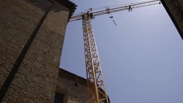 Industrial Construction Crane Middle Old City Working Old Building Industrial — Stock videók