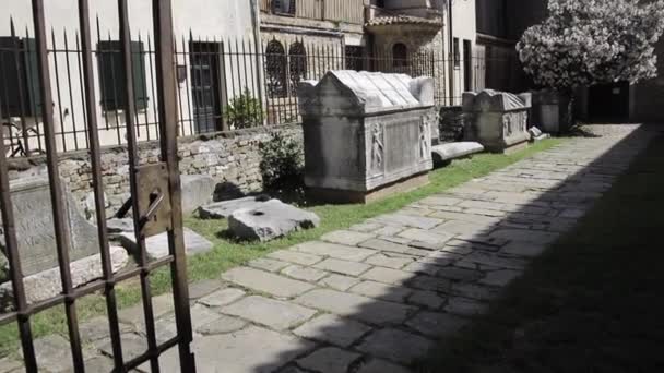 Старий Зруйнований Гранжевий Надгробний Камінь Кладовищі Старе Кладовище Біля Церкви — стокове відео