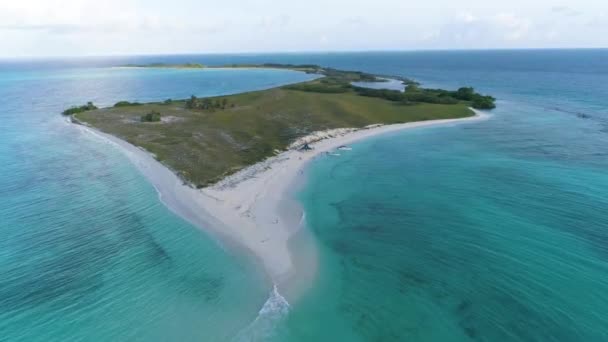 Острів Кайо Агуа Човни Пришвартовані Березі Люди Піднімають Намет Кінця — стокове відео