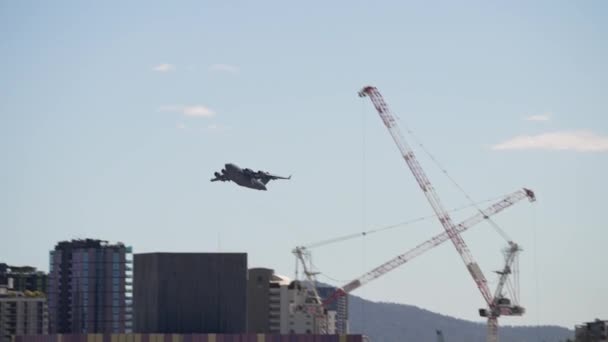Αυστραλιανό C17 Πετάει Πάνω Από Μπρίσμπεϊν Σίτι — Αρχείο Βίντεο