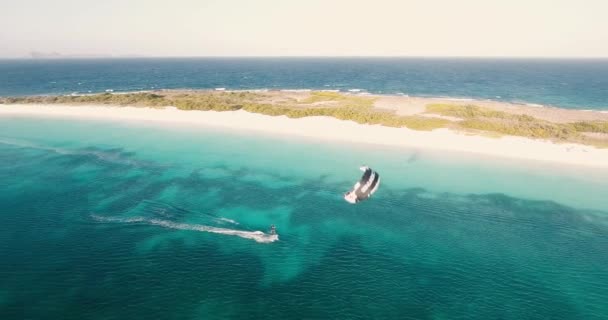 Aerial View Man Kitesurf Turquoise Sea Front Crasky Island White — Stockvideo