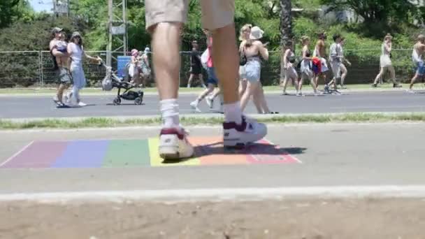 Los Participantes Del Desfile Solo Fueron Grabados Caminando Mientras Caminaban — Vídeo de stock