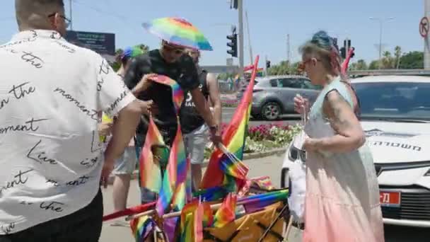 Beautiful View Man Selling Lgbt Rainbow Flags Fans Outdoors Pride — Vídeo de stock