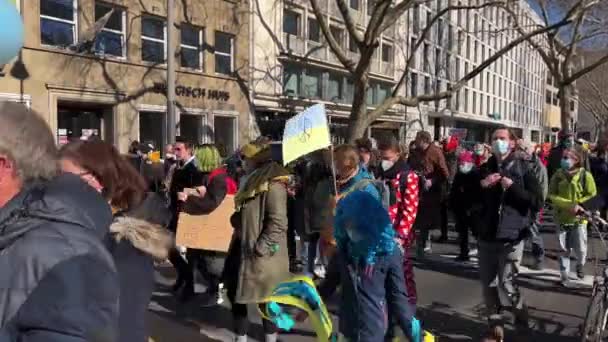 Vredeswandeling Oorlogsprotest Tijdens Carnavalsoptochten Keulen Duitsland Traditionele Optochten Werden Afgelast — Stockvideo