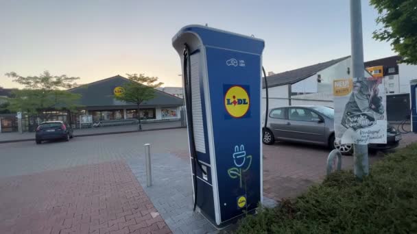 Charging Station Electric Vehicles Lidl Supermarket Germany Editorial Use Only — Stockvideo