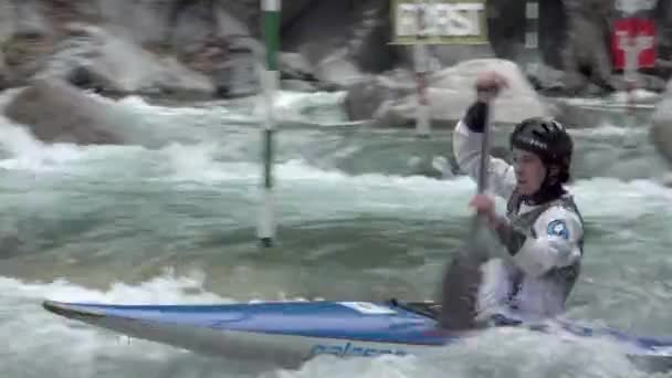 Male Athlete Racing River Competition International Canoe Slalom Annual Event — Vídeo de Stock