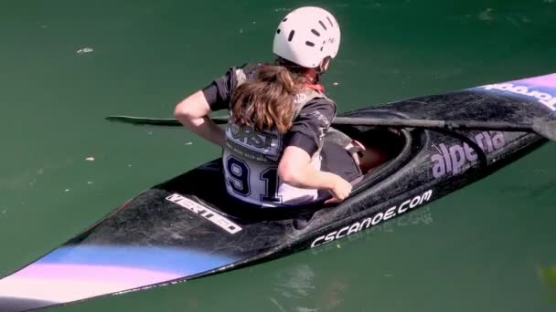 선수는 경주를 준비하기 최후의 예방책을 취한다 카누슬랄 International Canoe Slalom — 비디오
