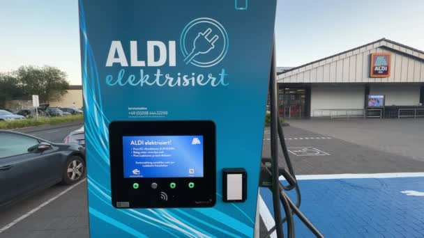 Charging Station Electric Cars Aldi Supermarket — Stok video