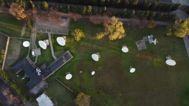 Aerial Drone Descending View Network Parabolic Antennas Research Center Buenos — Stockvideo