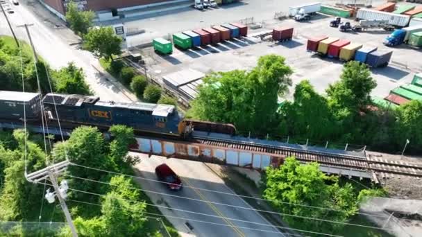 Csx Diesel Locomotive Engine Pulls Amazon Prime Freight Car Industrial — 图库视频影像