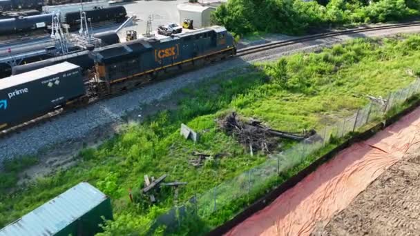 Csx Locomotive Diesel Engine Pulls Amazon Prime Freight Car Aerial — Stok Video