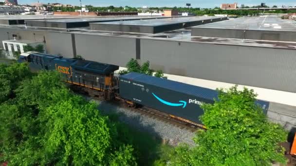 Csx Amazon Prime Branding Train Cars Aerial View Locomotive Passes — ストック動画