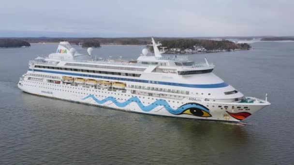 Navire Croisière Aidavita Déplaçant Vers Avant Travers Chenal Étroit Dans — Video