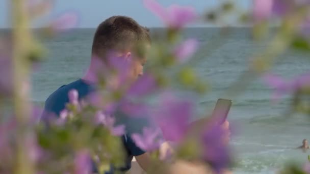 Young Caucasian Man Short Hair Sitting Square His Phone Connected — Vídeo de stock