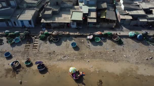 ベトナム 東南アジアの貧しい農村密集沿岸漁村の家の空中 — ストック動画