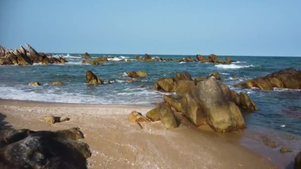 Beautiful Sea Stacks Splashing Waves Floating Trash Mui City Βιετνάμ — Αρχείο Βίντεο