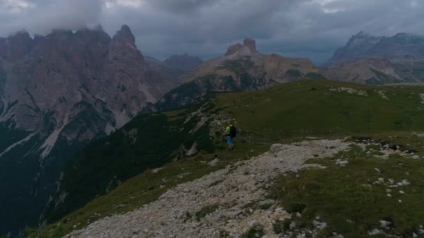 Aerial View Hiker Overlooking Extreme Idyllic Tre Cime South Tyrol — Wideo stockowe