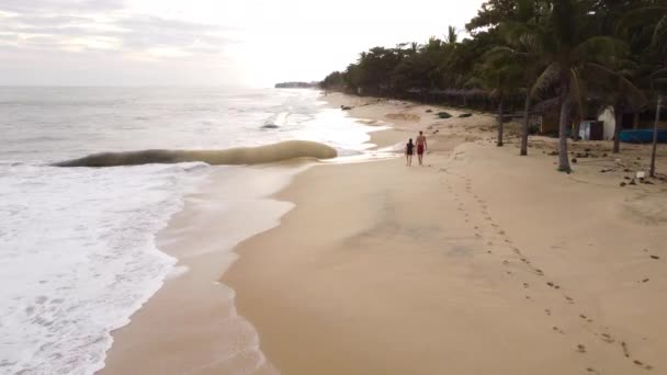 Forward View Couple Walking Disappearing Beach Geo Tube Evidence Vietnam — 图库视频影像
