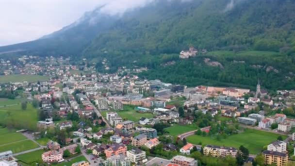 Vista Pitoresca Cidade Vaduz Aninhada Sopé Das Montanhas Densas Liechtenstein — Vídeo de Stock