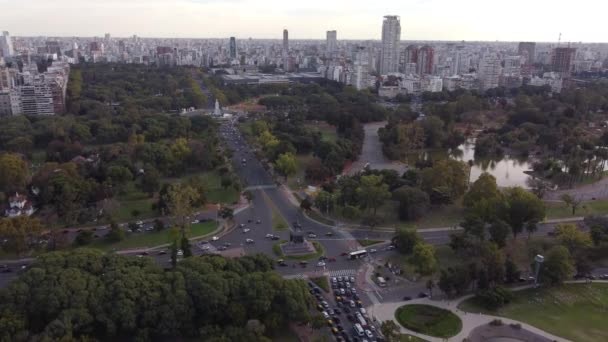 Vista Aérea Que Muestra Tráfico Carretera Junto Lago Palmero Horizonte — Vídeos de Stock