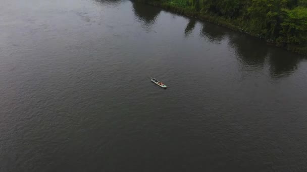 Disparo Dron Río Donde Bote Flotando Río Kanchanaburi Tailandia Lugar — Vídeos de Stock