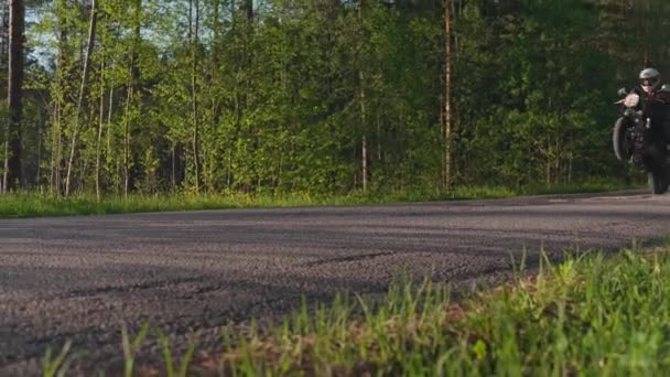 Spårning Skott Snabb Motorcykel Wheelie Skog Landsväg Slomo — Stockvideo