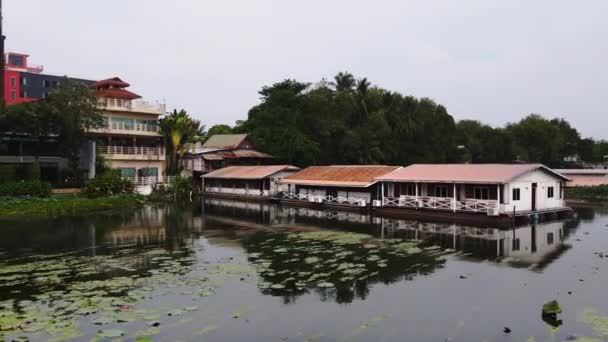 Amazing View Many Wooden House Floating River Mountain Kanchanaburi Thailand — Stockvideo