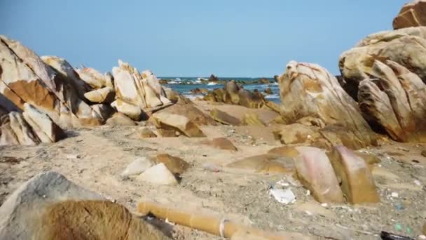 Sandy Beach Rocks Polluted Washed Out Rubbish Low Altitude Gimbal — ストック動画