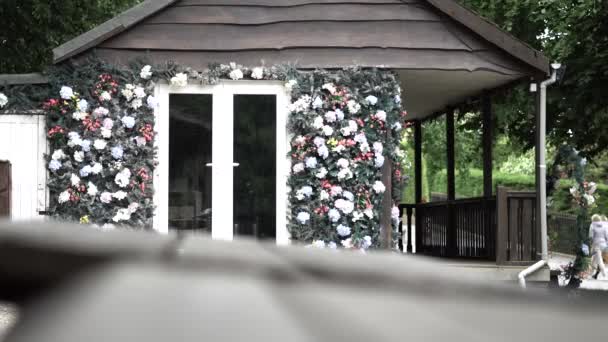 Medium Shot Wood Cabin Decorated Flowers Picknik Table Shot Neutral — Stockvideo