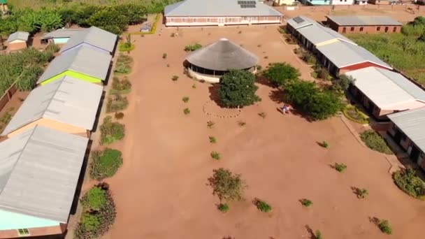 Couple Refugees Walking Central Square Dzaleka Refugee Camp Aerial View — Stockvideo