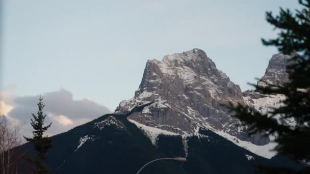 Bir Dağın Zirvesinin Ardında Hızla Ilerleyen Bulutlar — Stok video