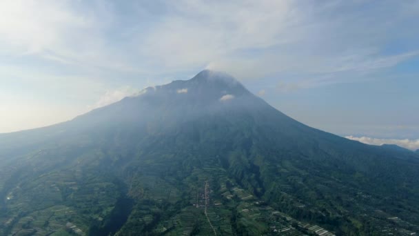 Majestueuze Vulkaan Mount Merapi Piek Serene Wonolelo Dorp Indonesië Luchtfoto — Stockvideo